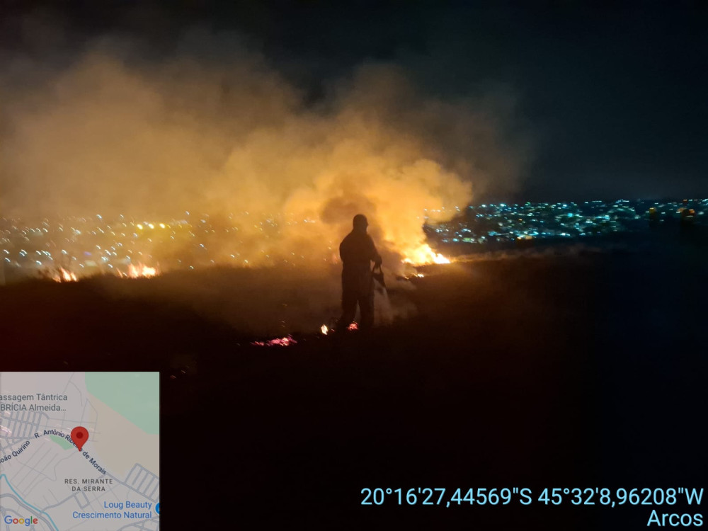 Bombeiros controlam incêndio em pastagem na zona rural de Arcos