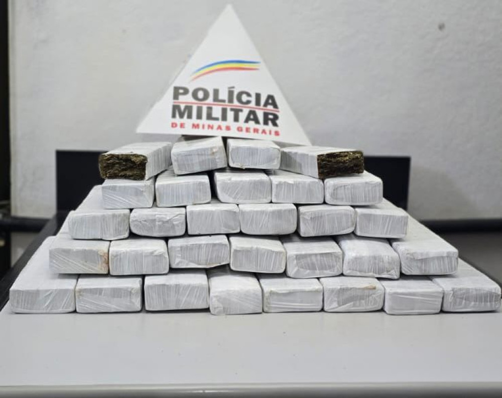 Polícia Militar apreende 29 barras de maconha em veículo na entrada de Arcos
