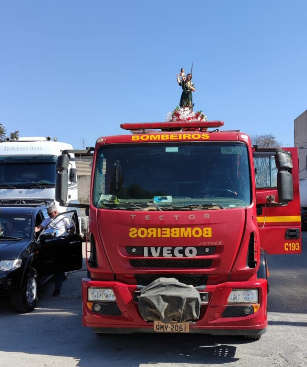 Imagem de São Cristóvão percorre Arcos em carreata com apoio dos bombeiros