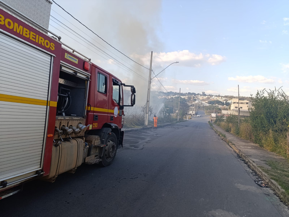 Queimada em área central exige ação rápida dos Bombeiros