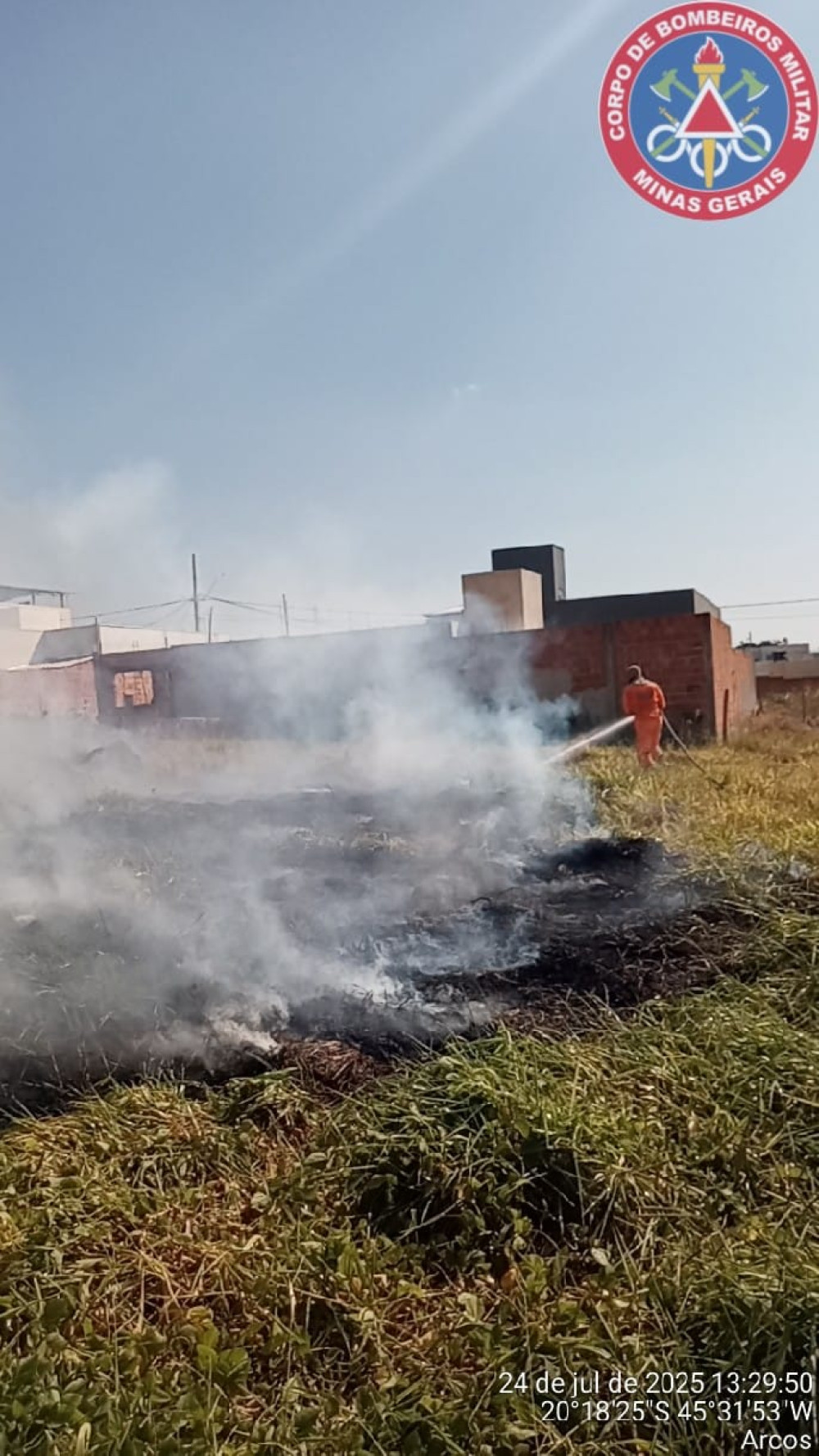 Incêndio atinge lotes no bairro Castelo e mobiliza guarnição