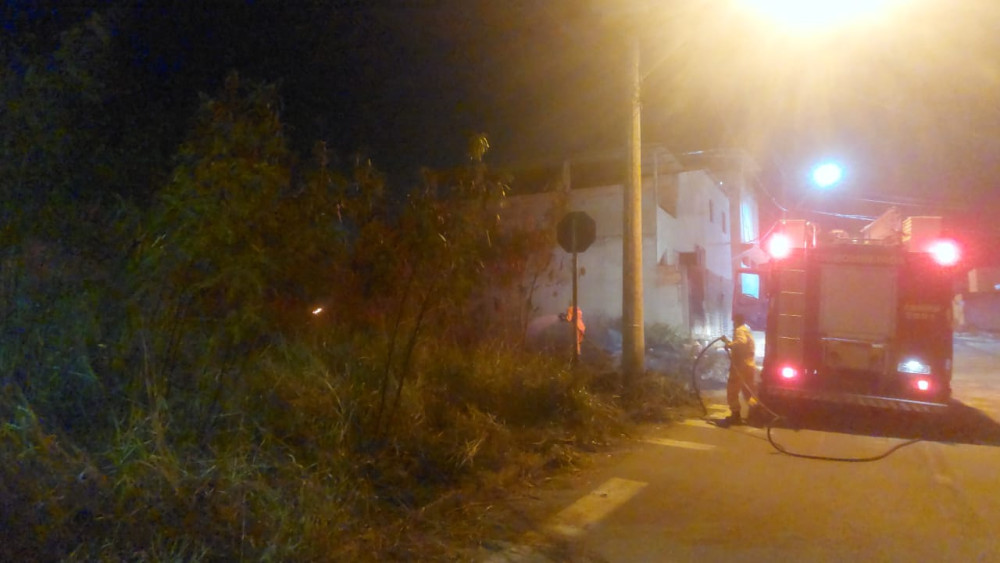 Bombeiros combatem incêndio em lote vago no bairro Novo Eldorado