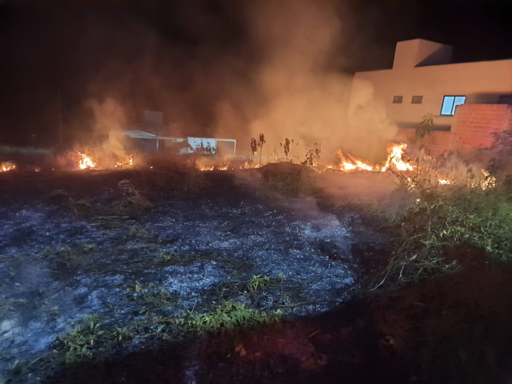 Bombeiros combatem incêndio em terreno urbano e evitam propagação