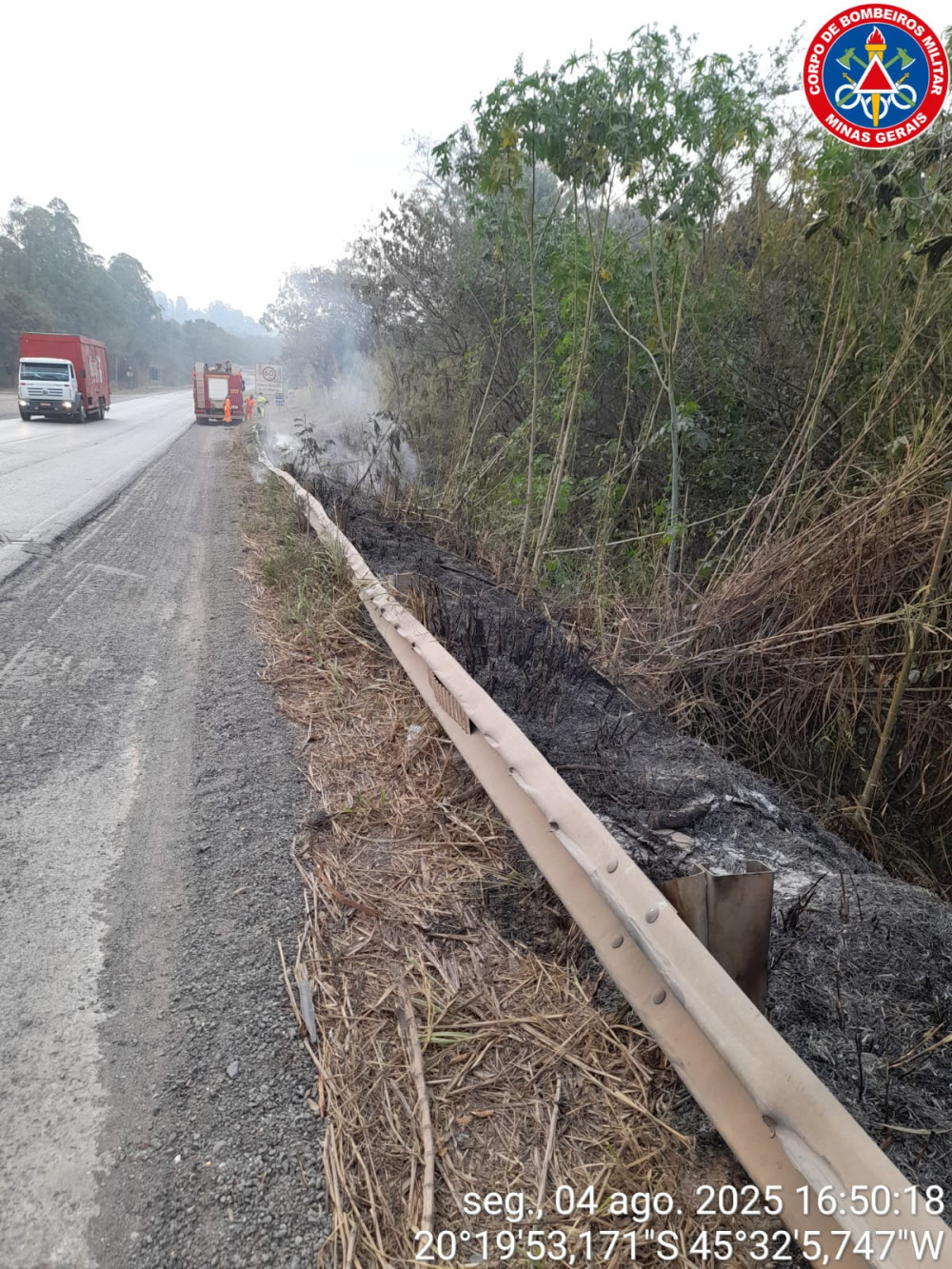 Incêndio às margens da BR-354 mobiliza bombeiros em Arcos
