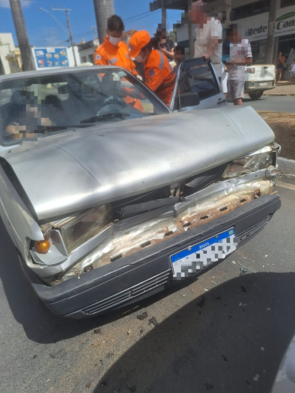 Motorista fica ferido após batida entre carros na Av. Magalhães Pinto
