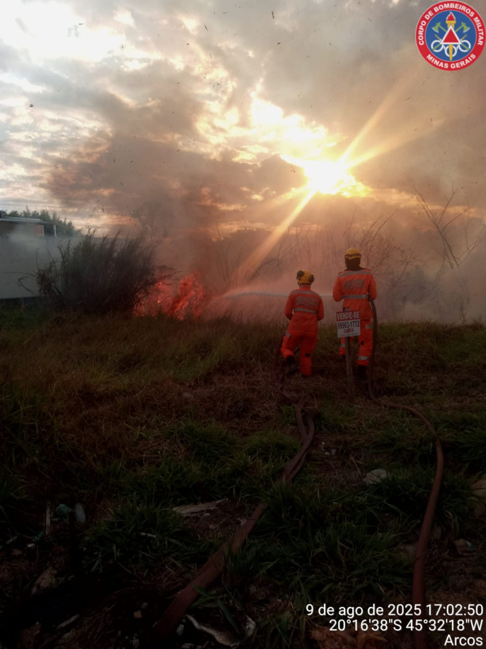 Incêndio próximo à escola mobiliza bombeiros, Defesa Civil e empresas