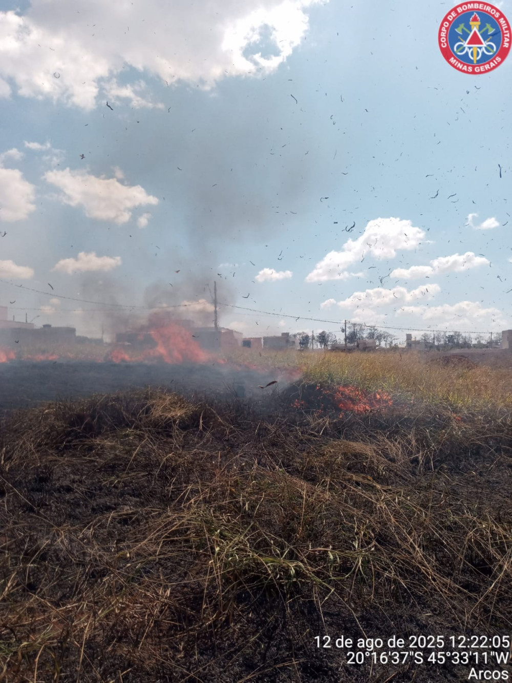 Incêndio atinge lote vago no bairro Grajaú