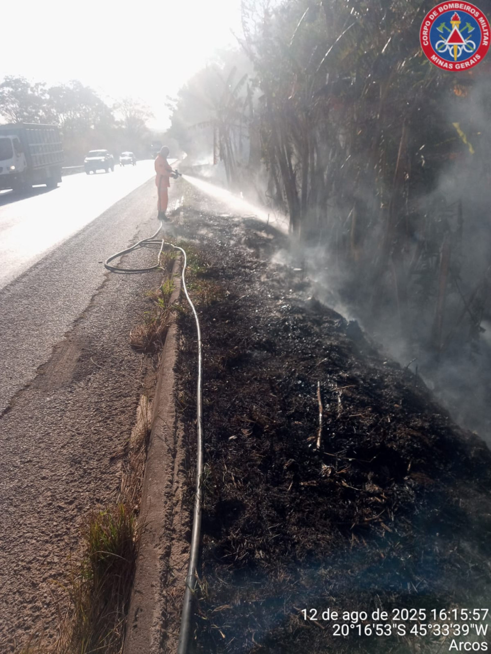 Fogo consome 1.400 m² de vegetação no bairro Planalto