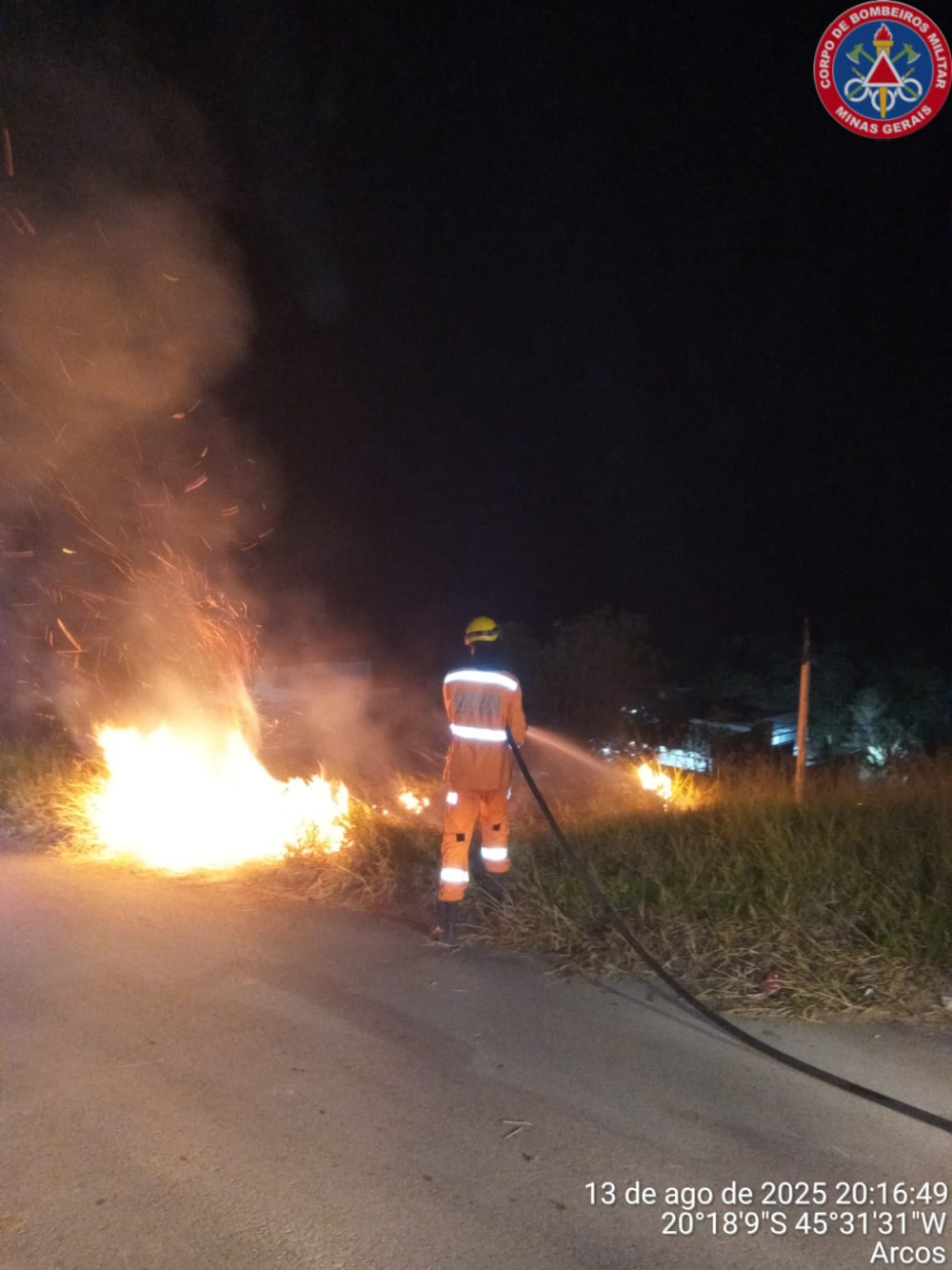 Vegetação seca contribui para propagação de incêndio em Arcos