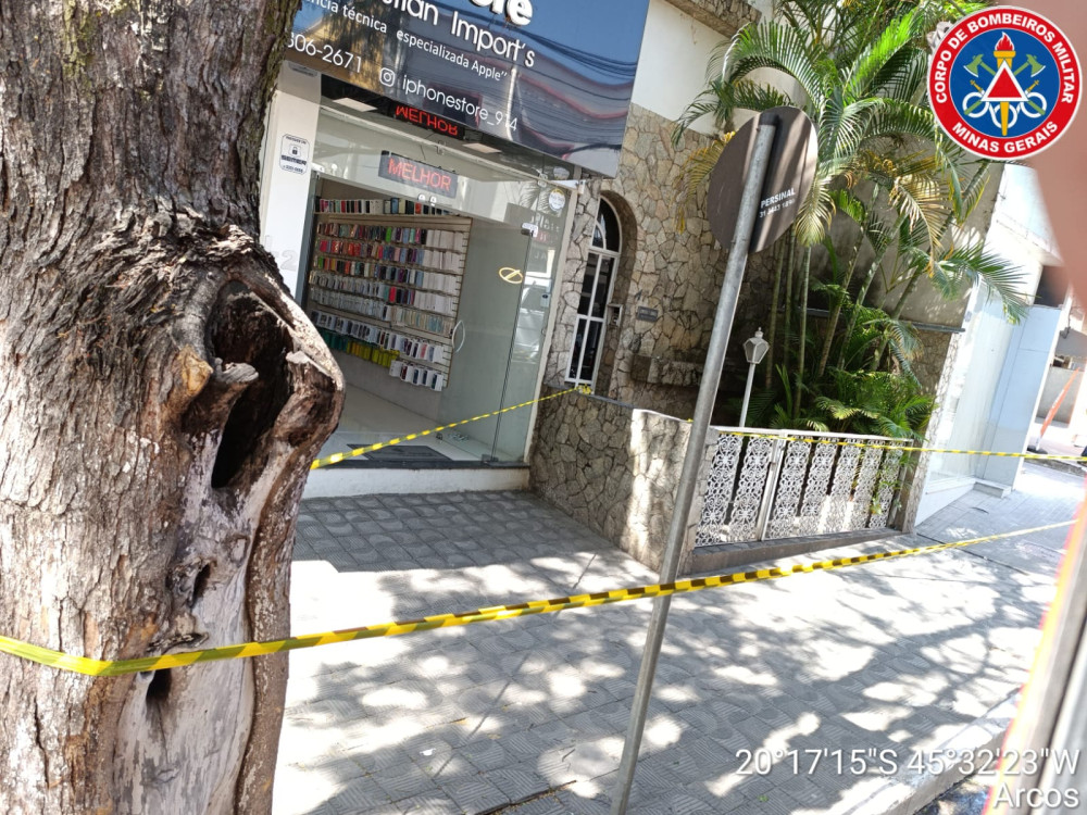 Cabo elétrico em árvore mobiliza bombeiros no Centro de Arcos