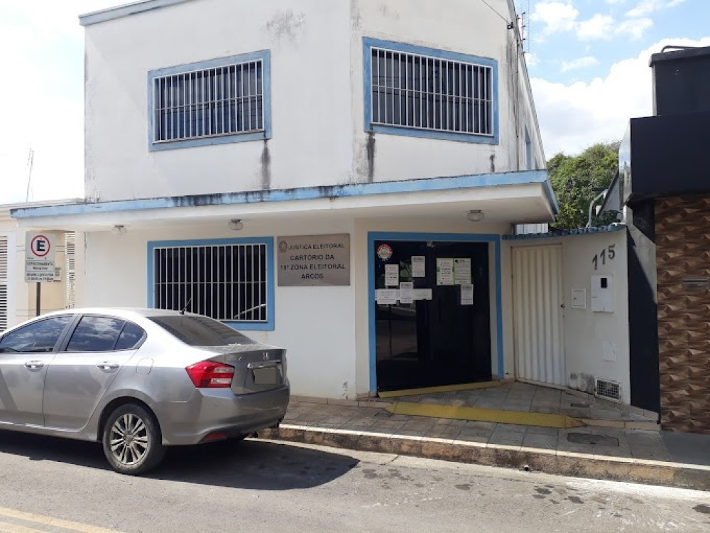 Cartório Eleitoral inicia atendimento itinerante em escolas de Arcos para emissão de título e biometria de jovens
