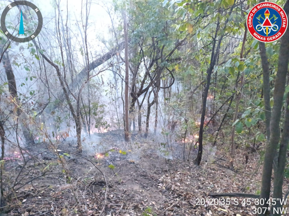 Fogo avança sobre vegetação na zona rural de Arcos