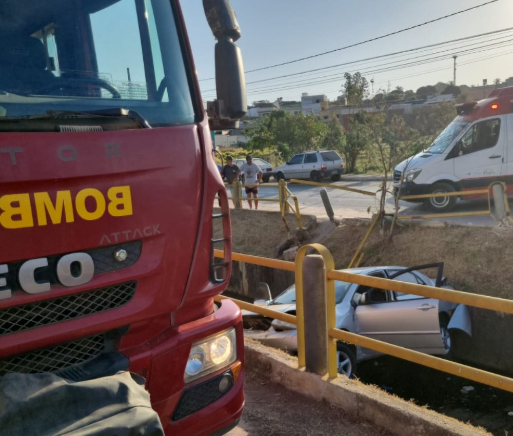 Carro despenca em avenida sanitária e mobiliza resgate em Arcos