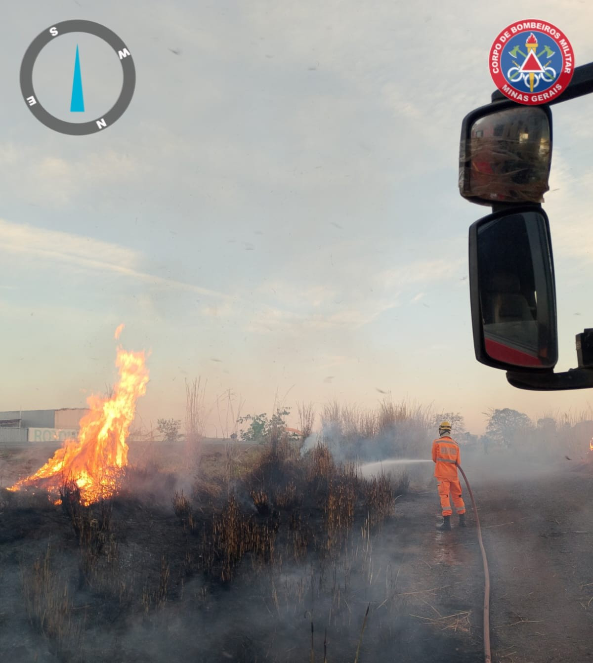 Fogo consome área rural e mobiliza bombeiros em Arcos