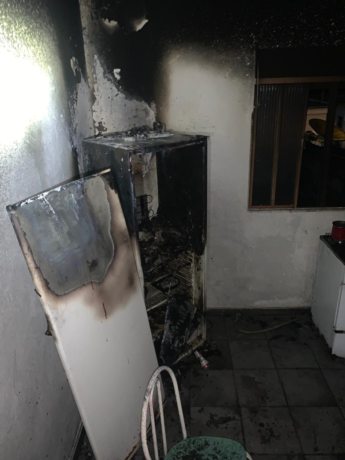 Vela acesa pode ser a causa de incêndio em residência de Arcos durante a madrugada