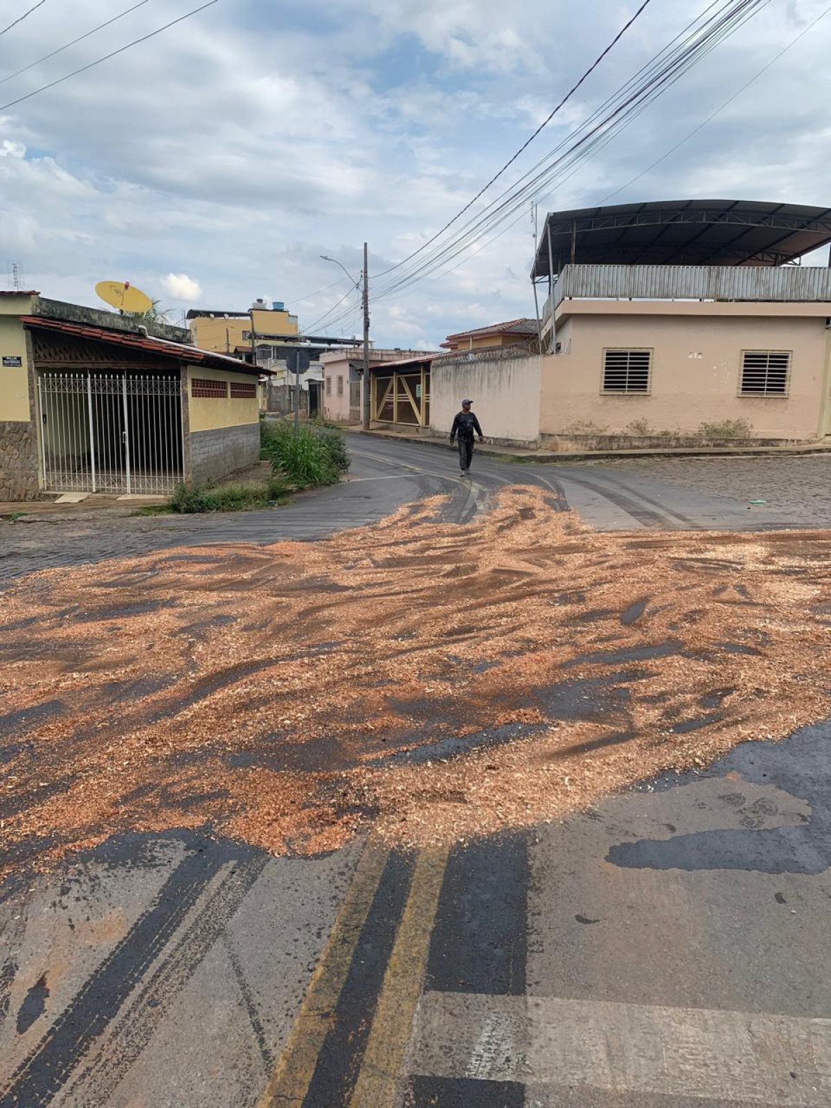 Colisão provoca vazamento e mobiliza Corpo de Bombeiros no bairro Brasília