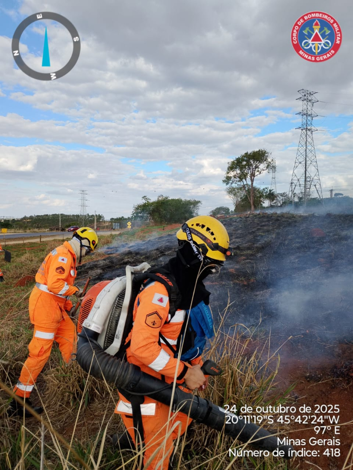 Combate ao fogo mobiliza bombeiros e prefeitura em área agrícola