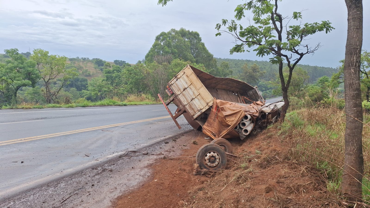 Acidente fatal mobiliza bombeiros em trecho de rodovia entre Arcos e Formiga