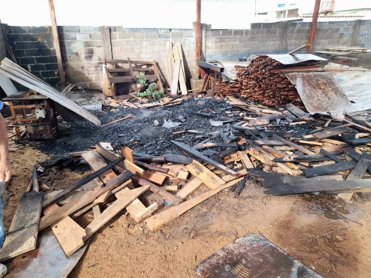Fumaça intensa mobiliza equipe de combate no bairro Alto Mangabeiras