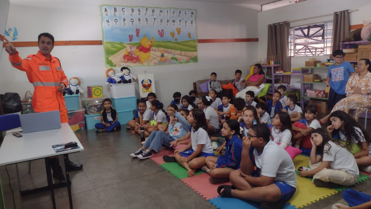 Projeto Bombeiro nas Escolas é realizado em Arcos