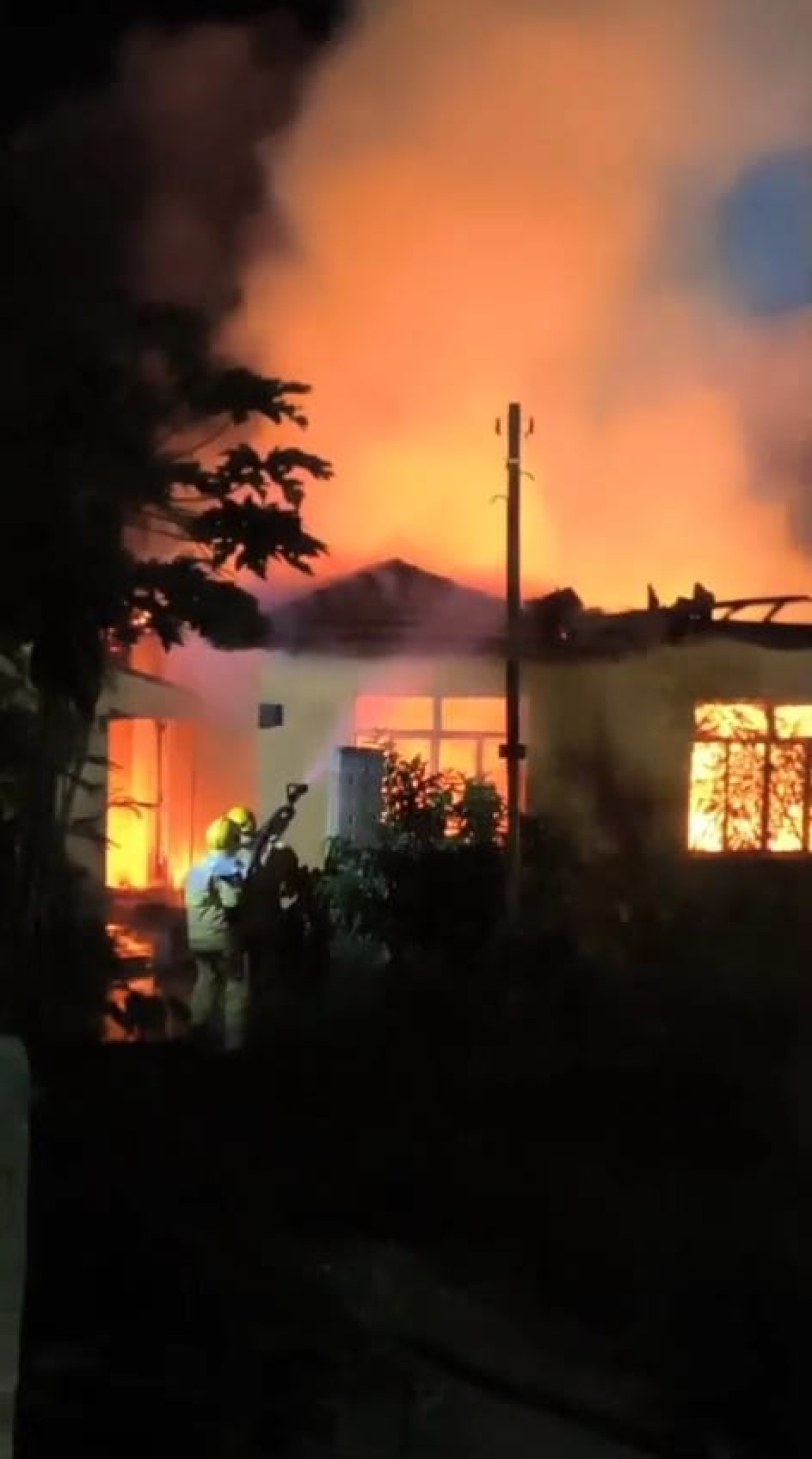 Defesa Civil é acionada após incêndio em residência desocupada