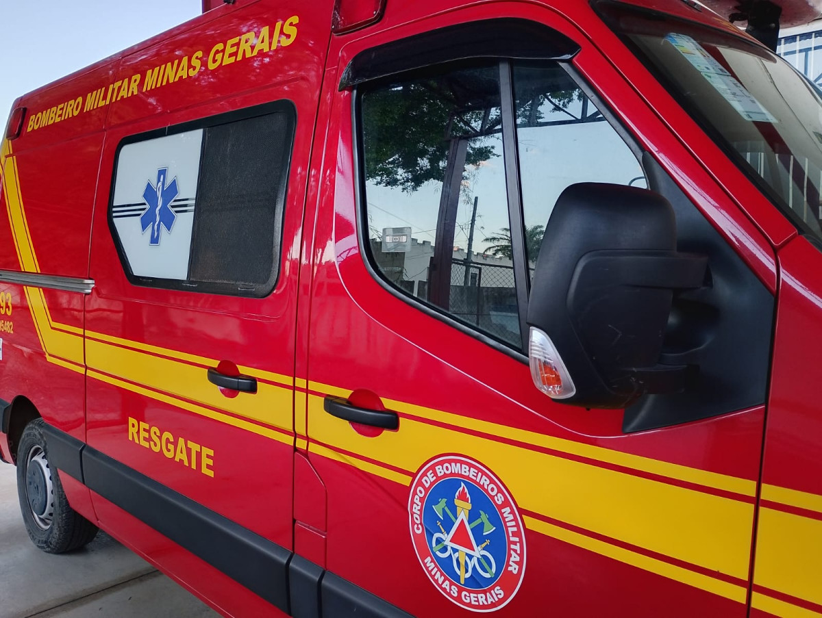 Ciclista é socorrida após acidente em Arcos