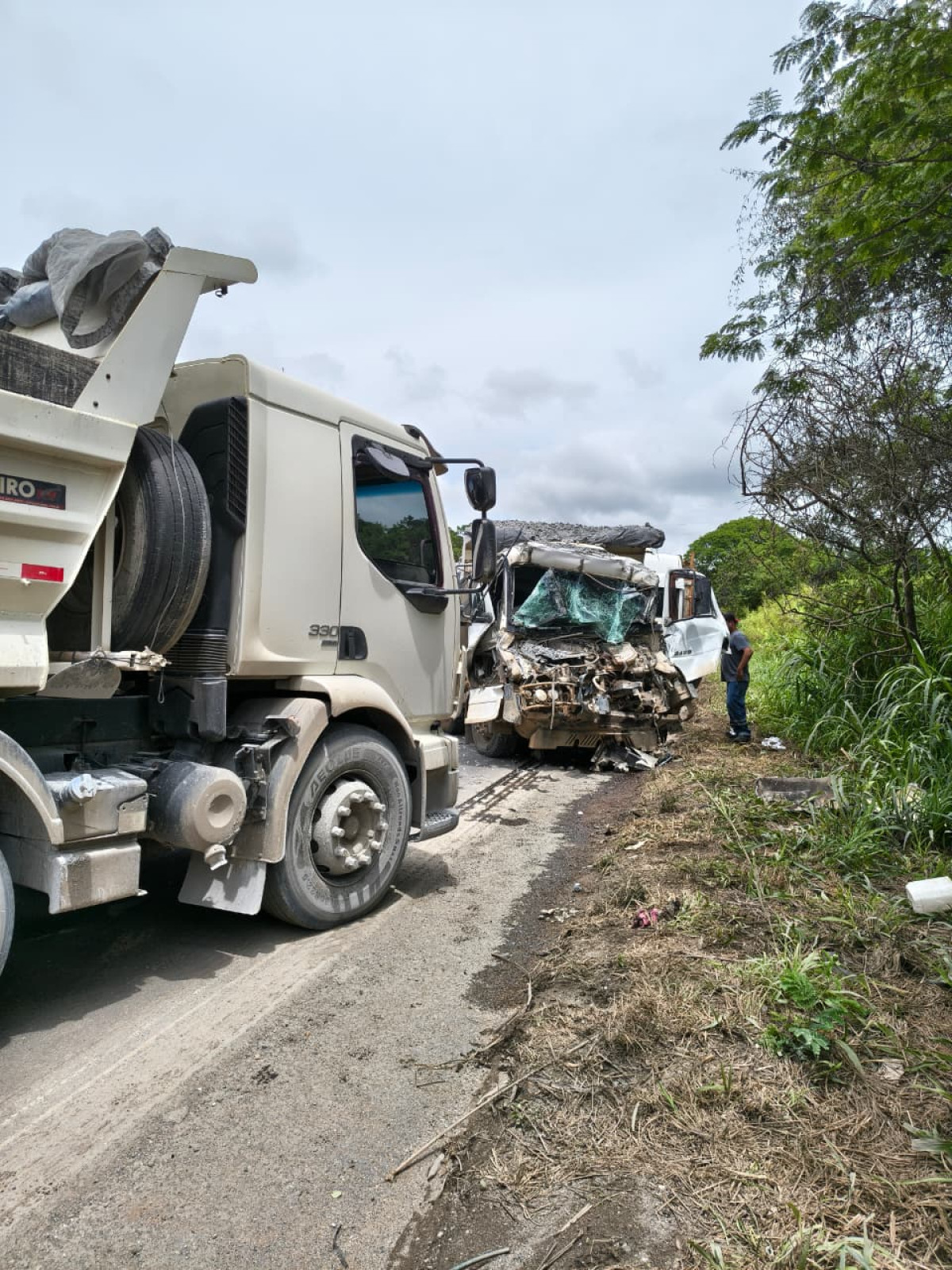 Colisão entre veículos de carga mobiliza equipes de resgate na BR 354
