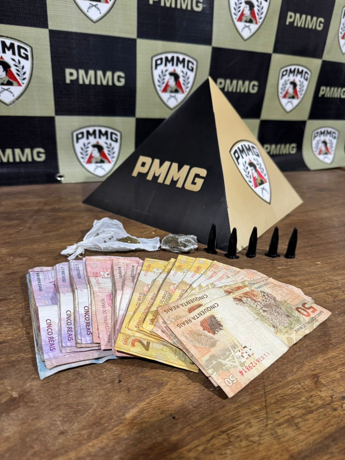 Polícia Militar apreende cocaína, maconha e dinheiro em Arcos