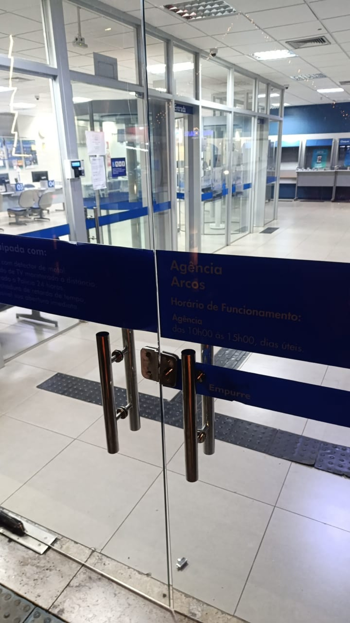 Agência bancária tem porta travada e cliente fica presa