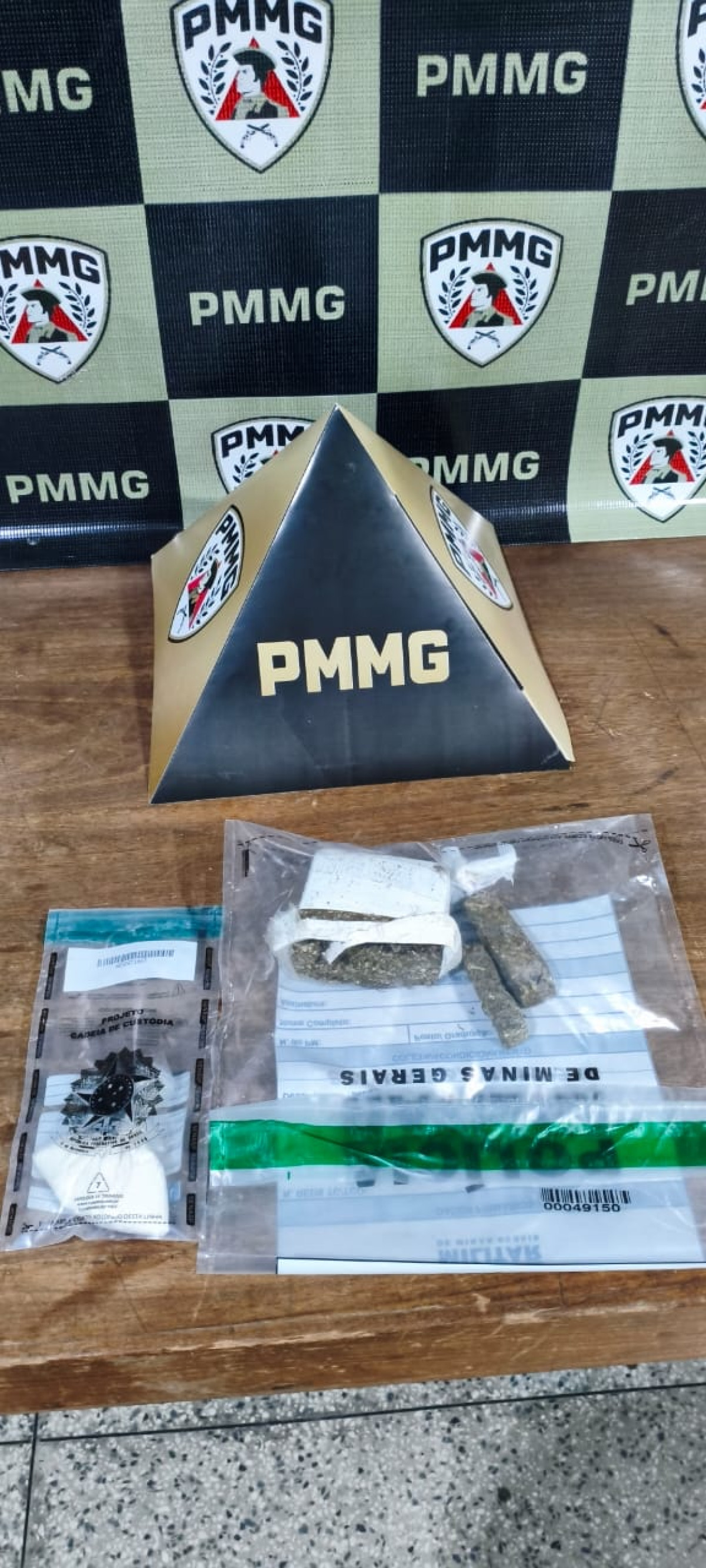 Foragido da justiça é encontrado com drogas em Arcos e preso pela Polícia Militar