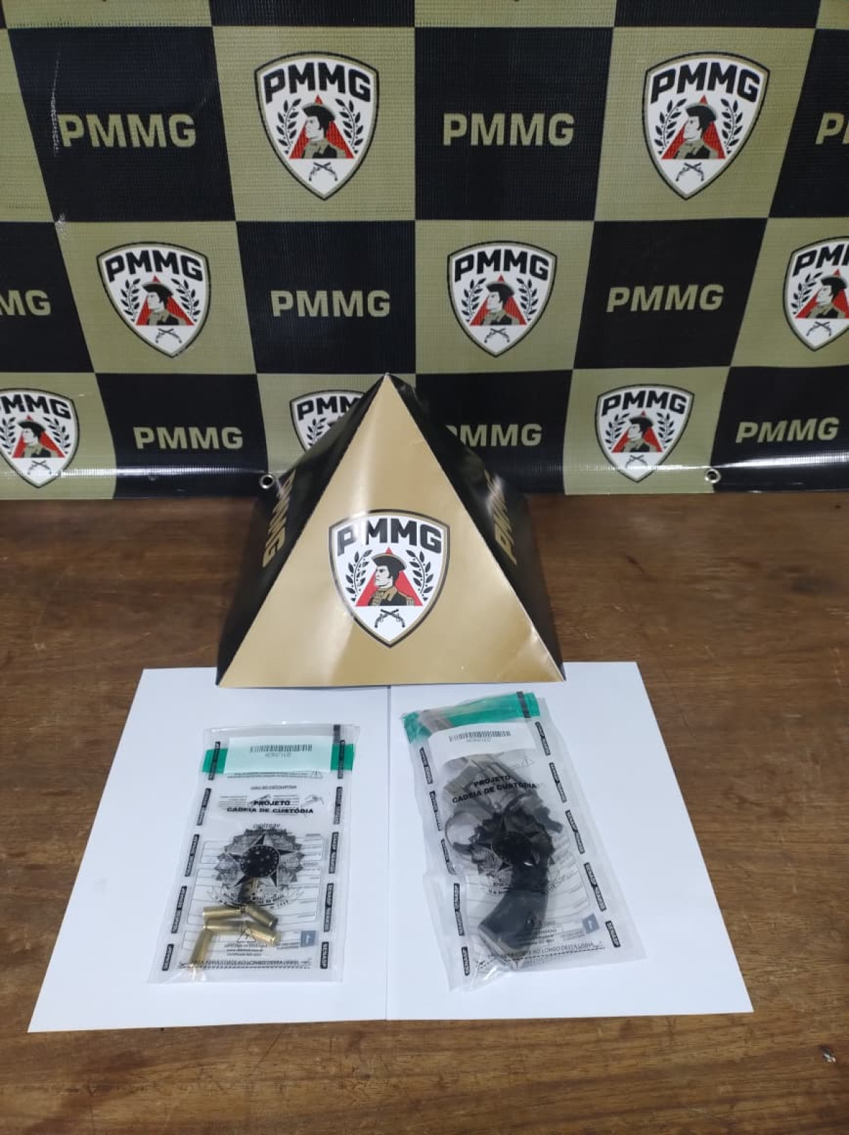 Homem é preso pela PM após agredir mulher e disparar tiros em via pública