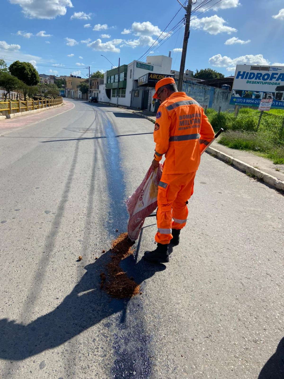 Serragem é usada para conter óleo e eliminar risco de derrapagem no bairro Niterói