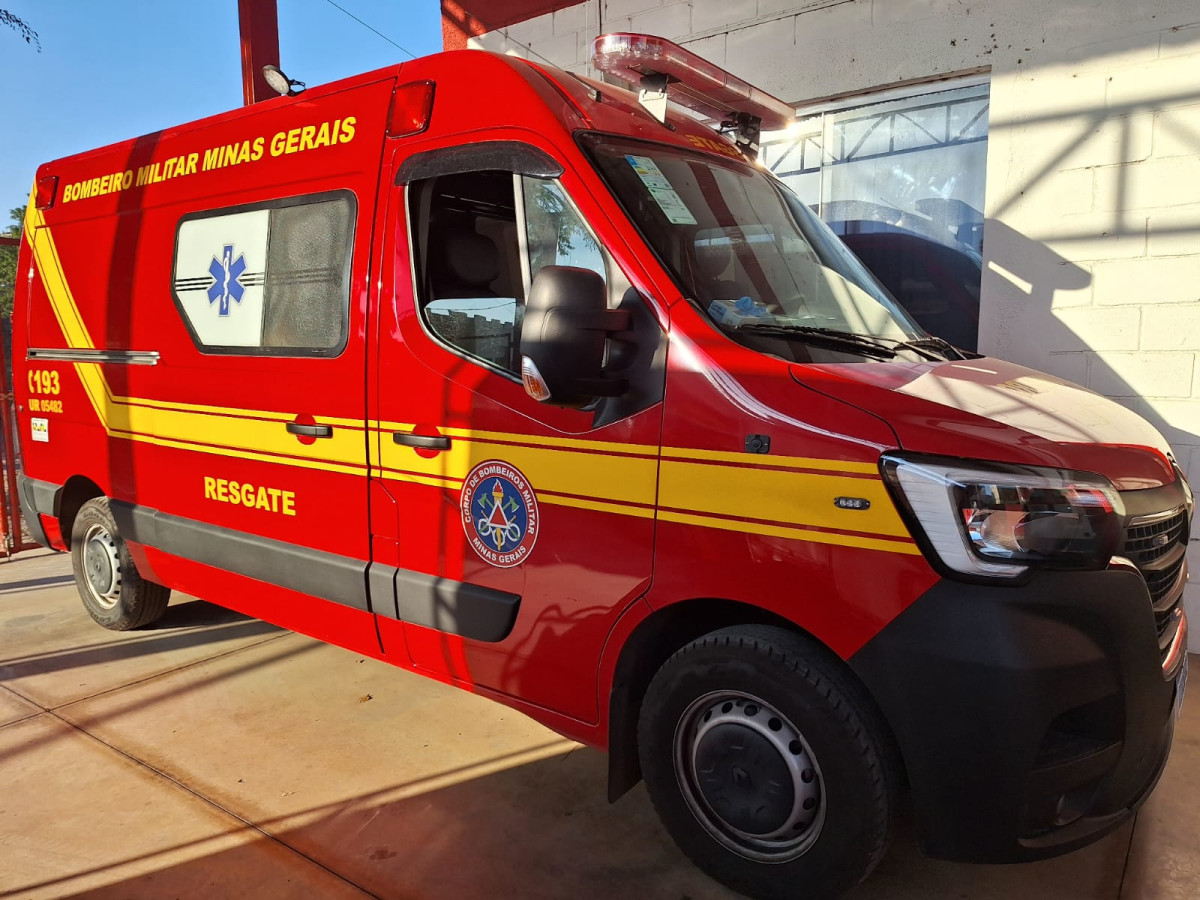 Colisão entre motocicleta e bicicleta deixa ciclista ferida no Centro de Arcos