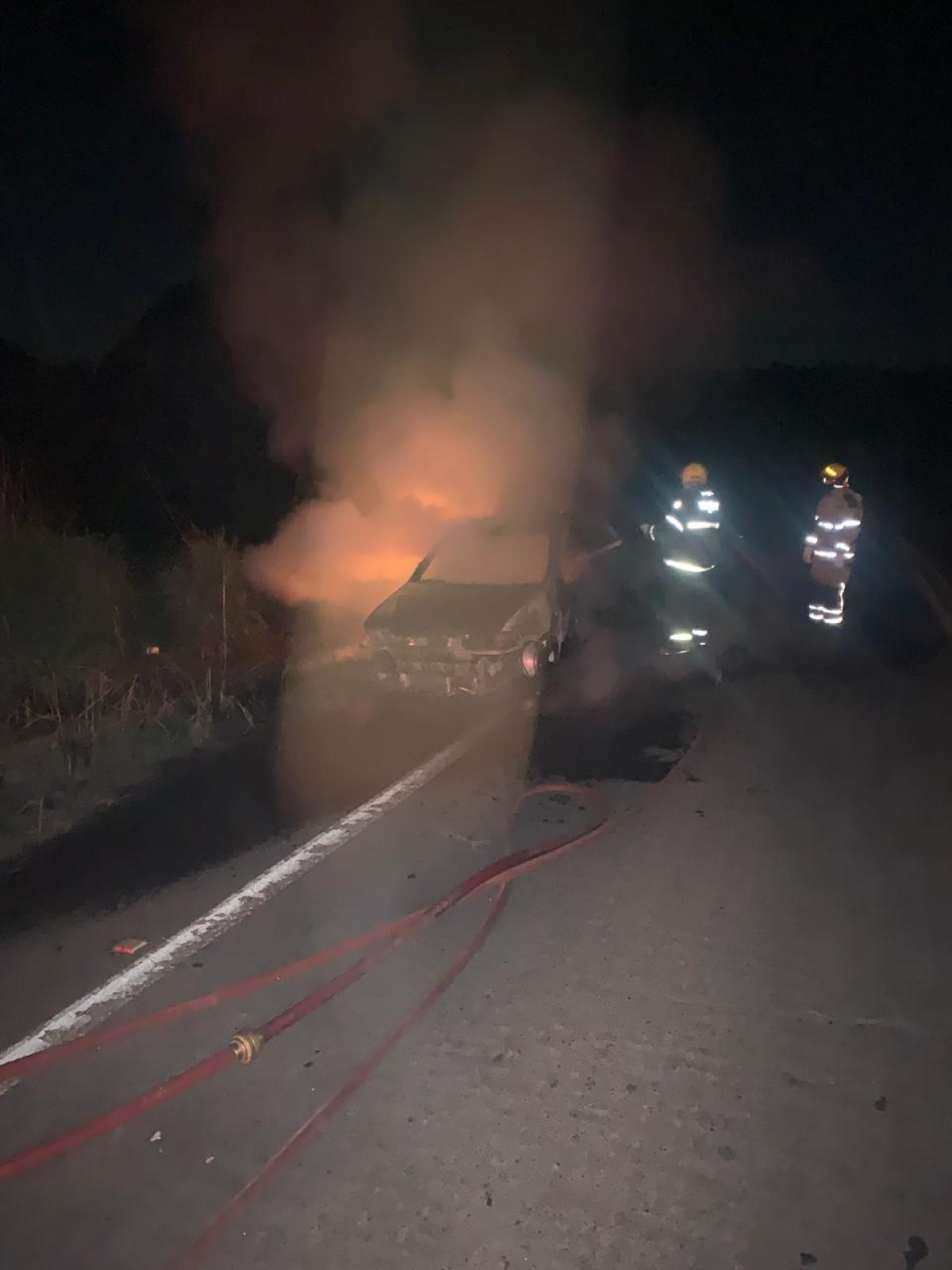 Carro pega fogo às margens da MG‑170 em Arcos