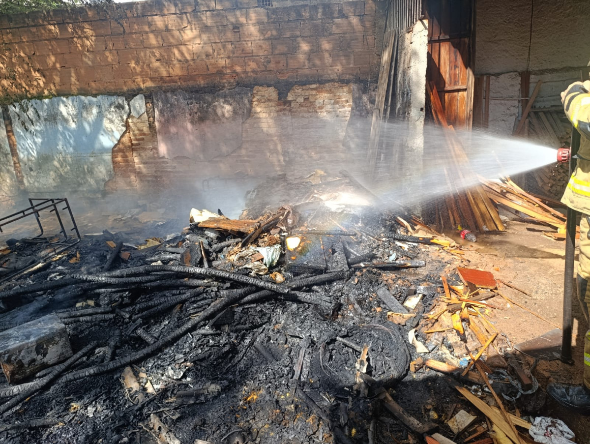 Incêndio em lixo próximo à oficina é rapidamente extinto pelo Corpo de Bombeiros