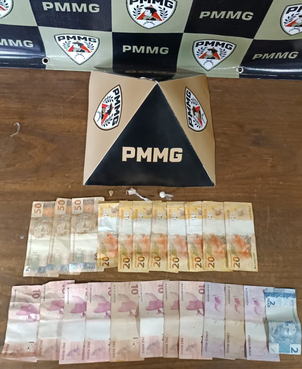 PM apreende adolescentes por violação de domicílio, resistência e tráfico de drogas