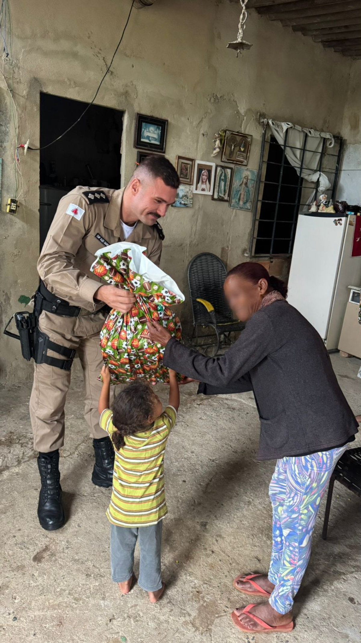 PM entrega kits escolares e reforça vínculo comunitário em Arcos