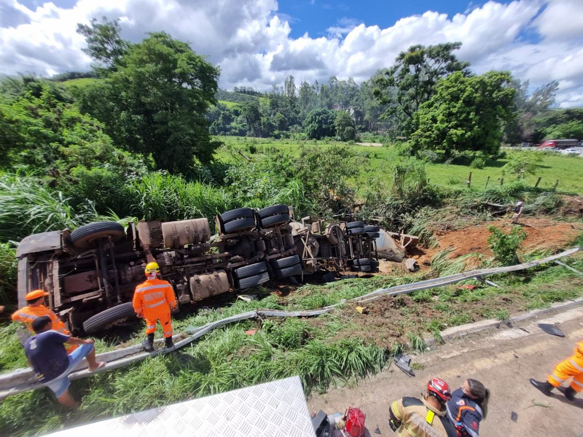 Caminhão capota na MG 050 e motorista morre no local