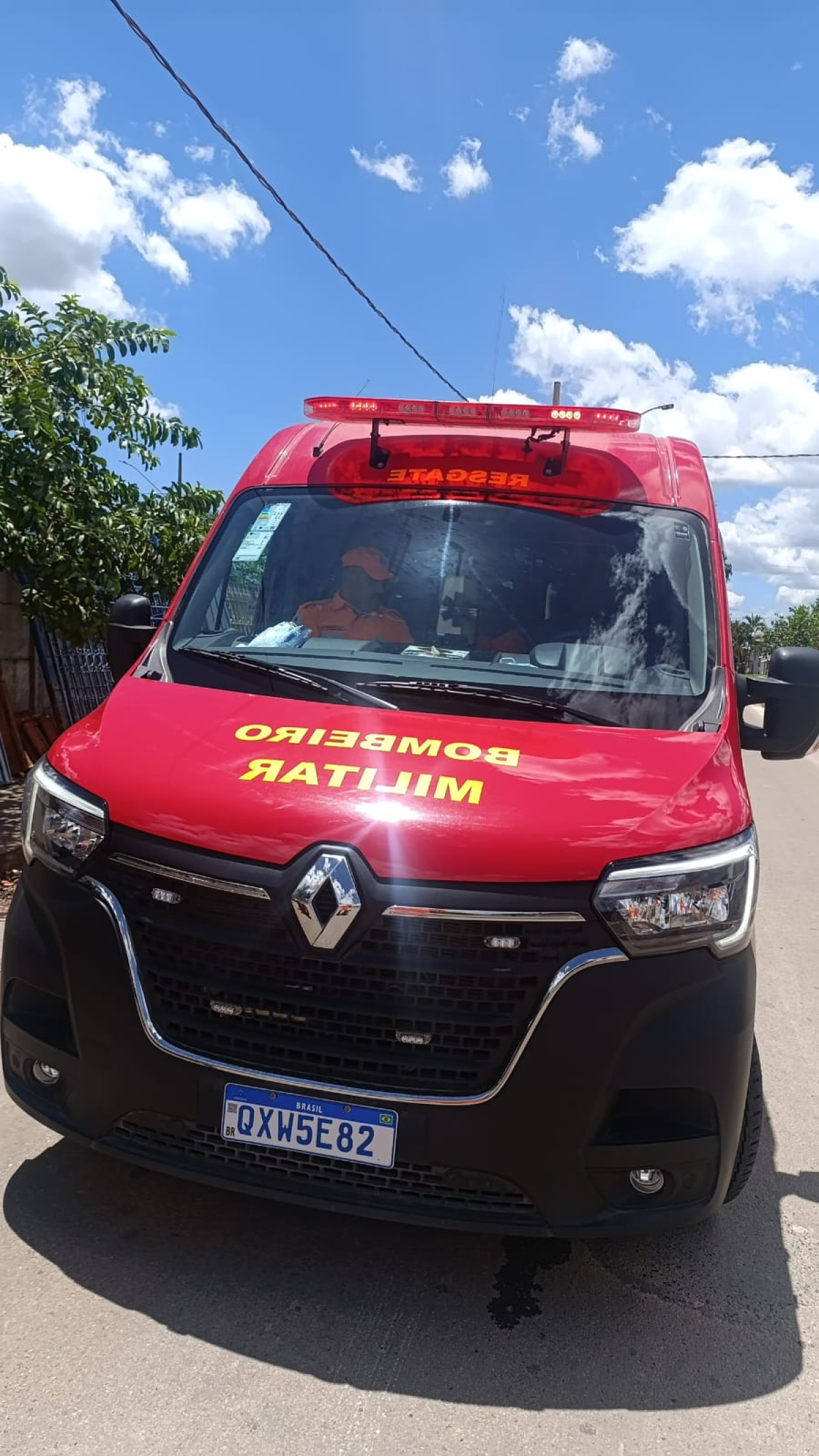 Colisão entre carro e moto deixa motociclista ferida em Arcos