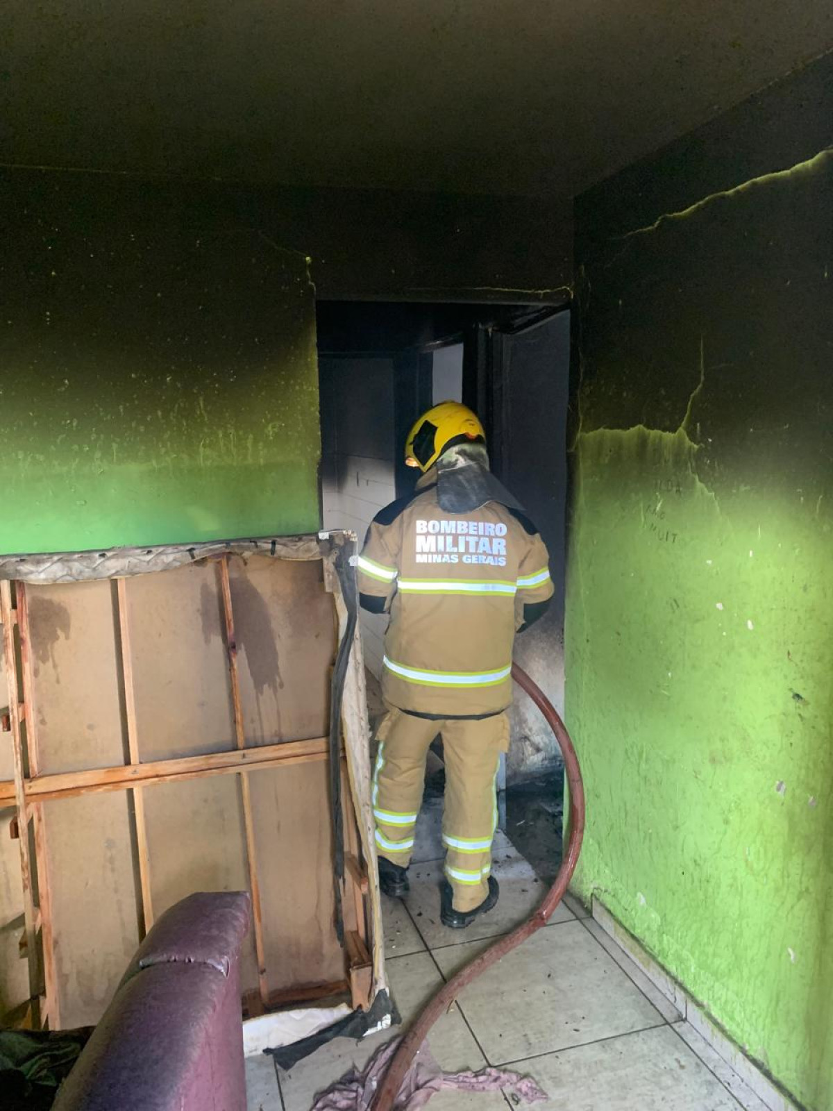 Fumaça intensa em imóvel leva moradores a acionar o Corpo de Bombeiros