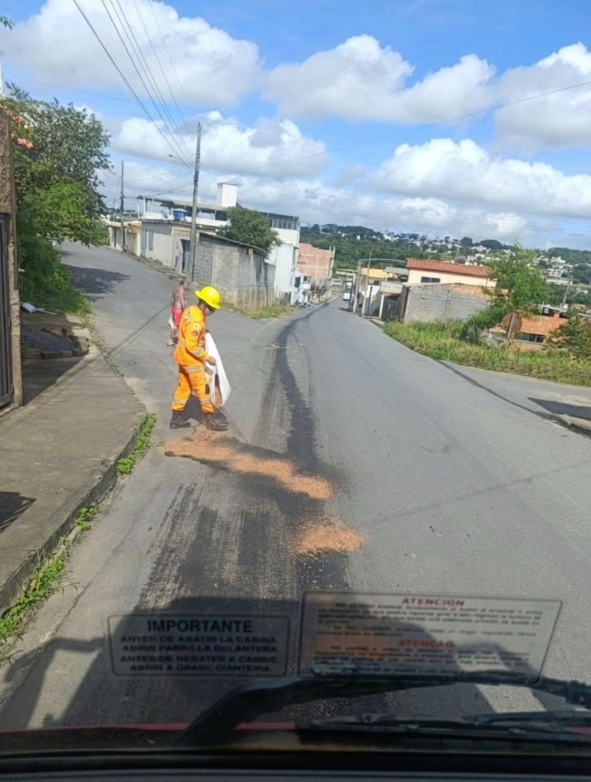 Risco em pista leva Bombeiros a aplicar serragem e normalizar trânsito