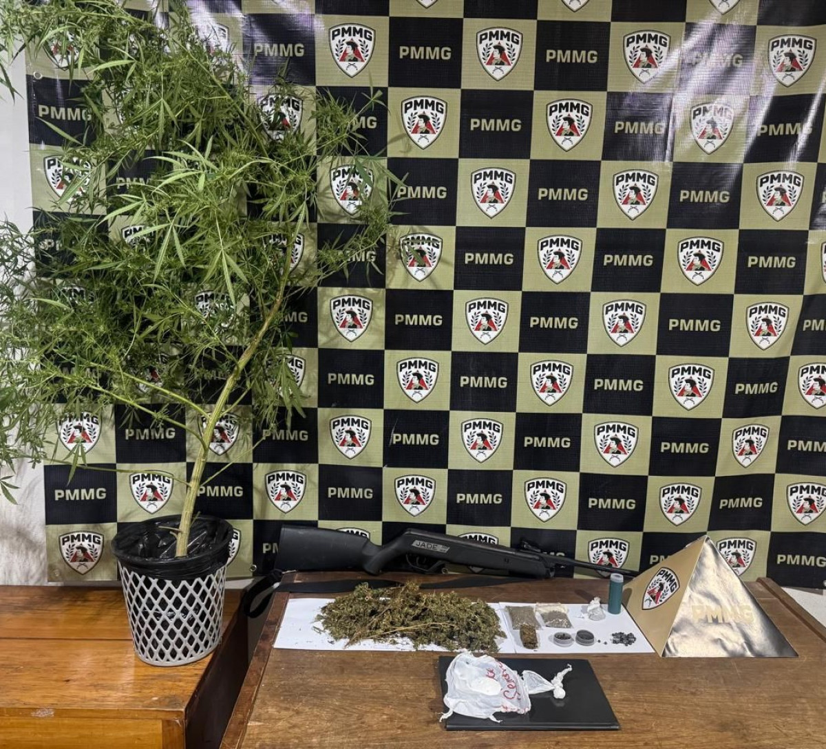 PM prende dois homens e apreende menor com drogas e arma no Centro de Arcos