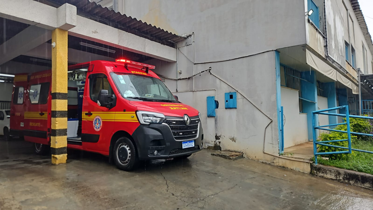 Socorristas atendem vítima com suspeita de fratura após agressão