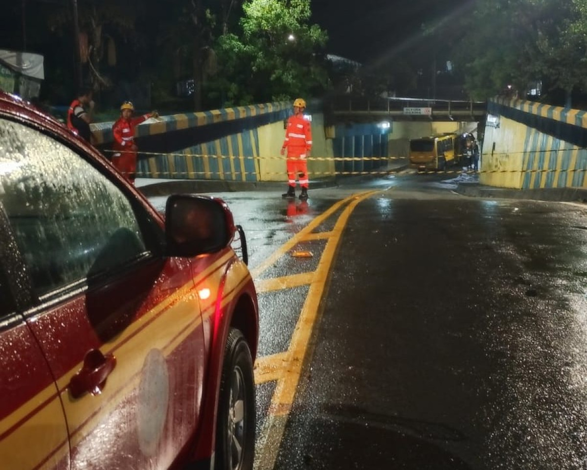 Veículos ficam presos em alagamento e mobilizam Bombeiros em Arcos