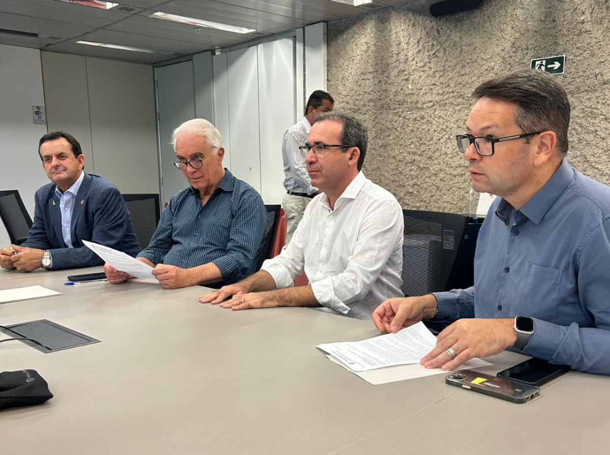 Prefeito de Arcos se reúne com cúpula da Cemig para cobrar solução sobre quedas constantes de energia