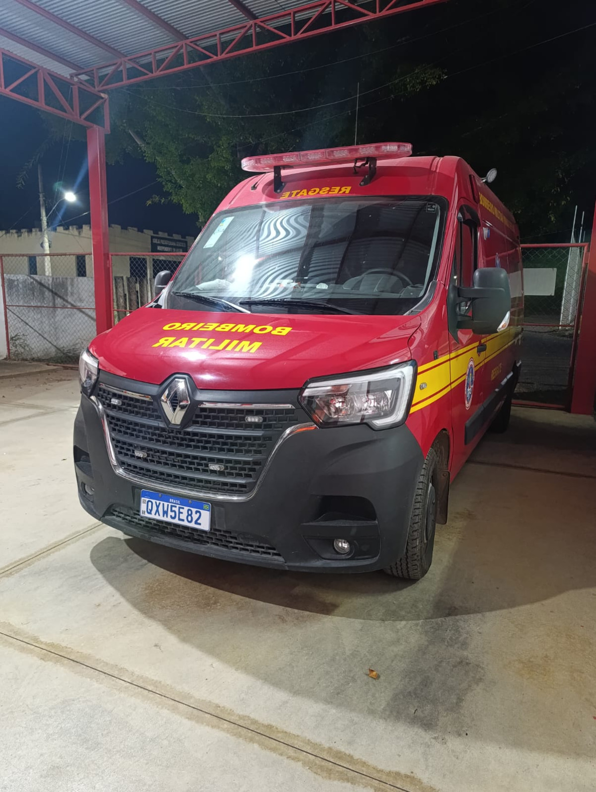 Adolescente é socorrida após queda em área esportiva de Arcos