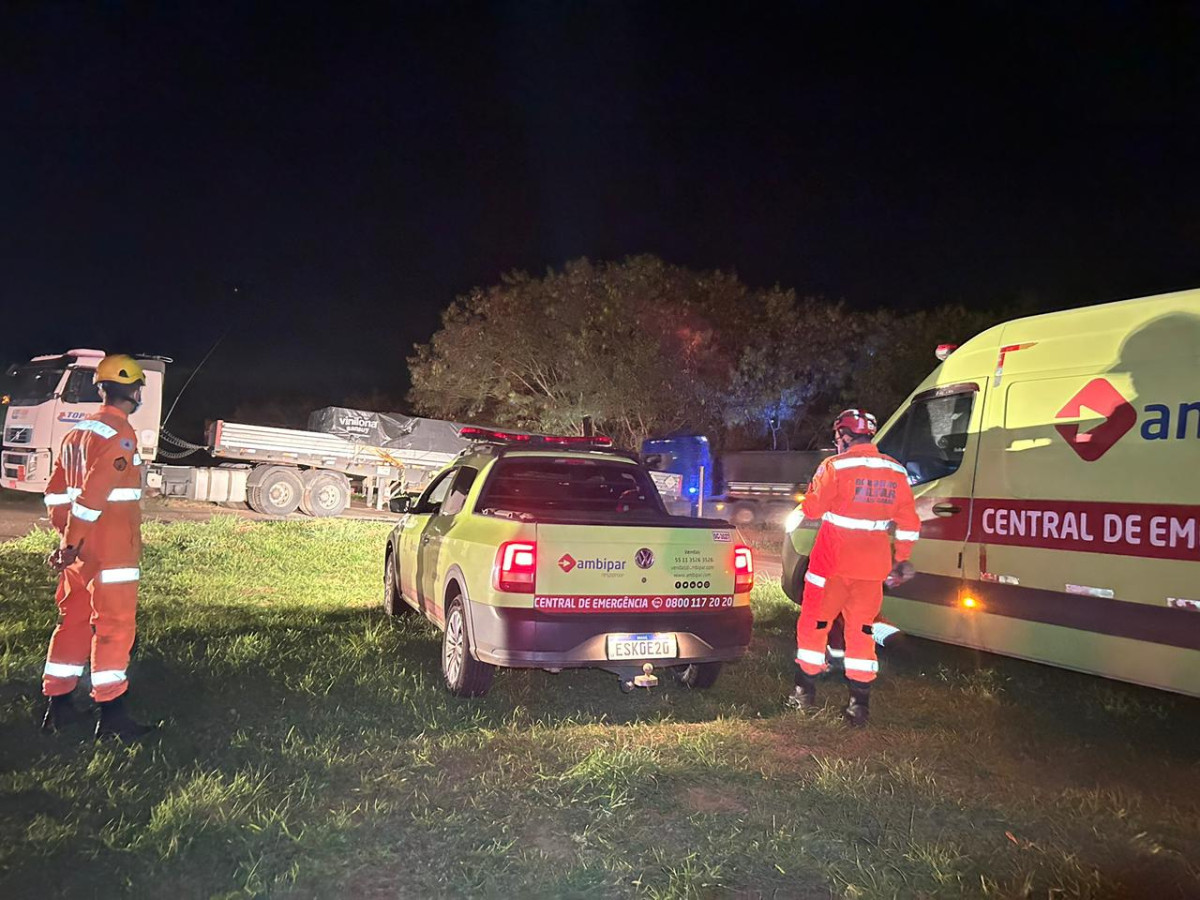 Acidente com caminhão provoca derramamento de substância corrosiva