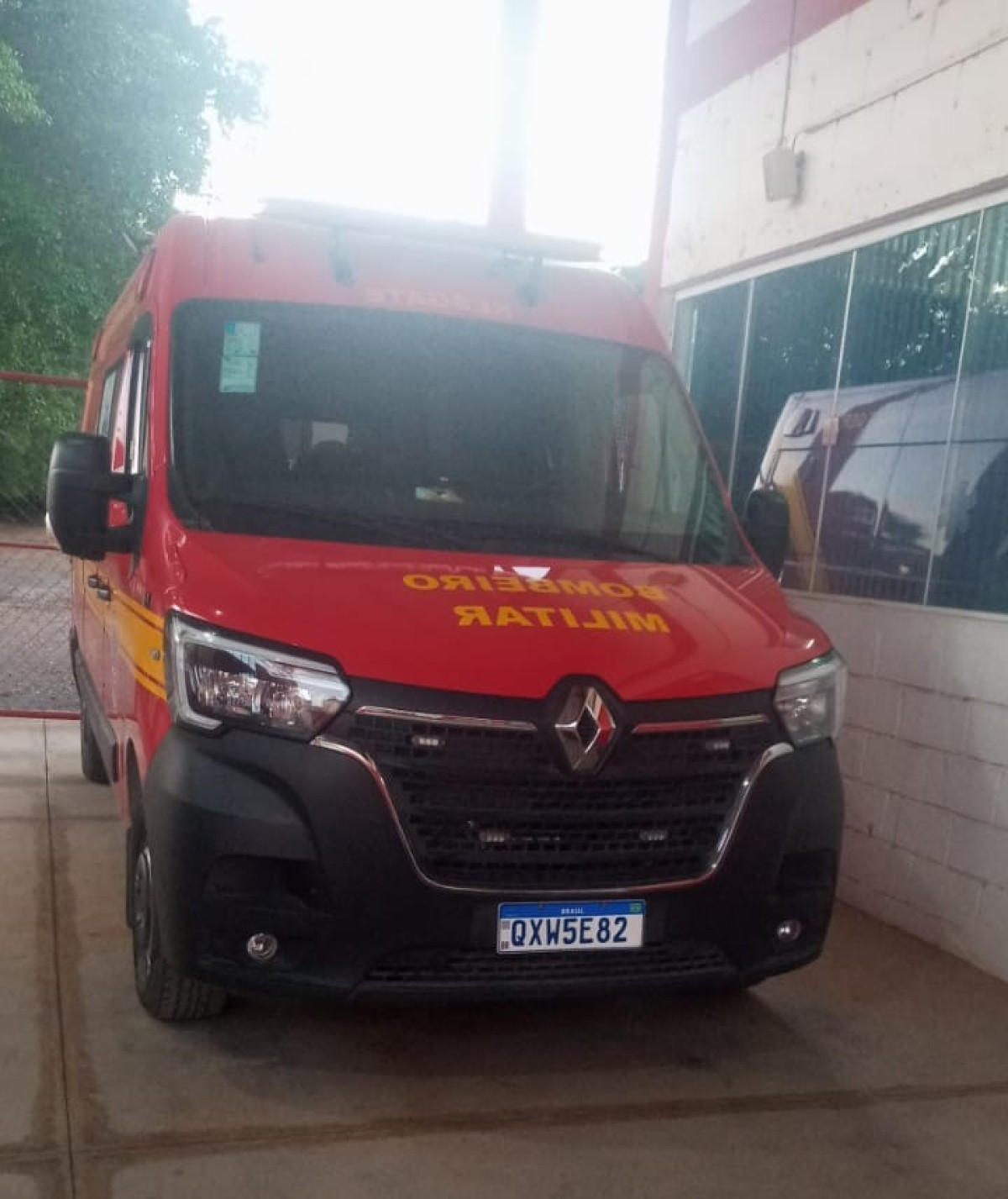 Acidente entre carro e moto deixa jovem ferido em cruzamento