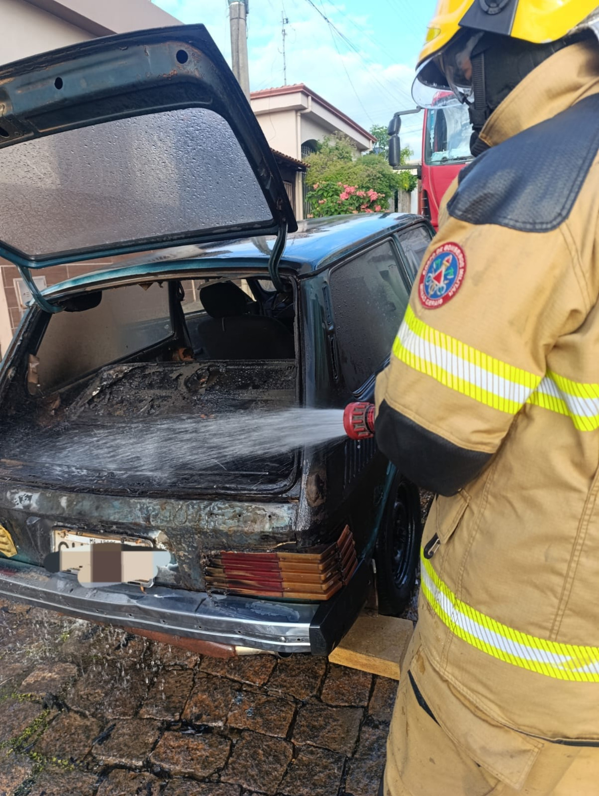 Fogo em automóvel assusta moradores do bairro Brasília