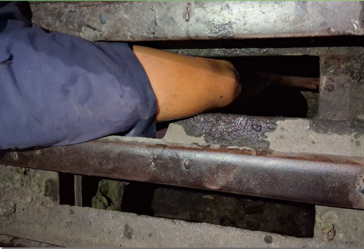 Criança é resgatada após ficar presa em grade de bueiro em Arcos